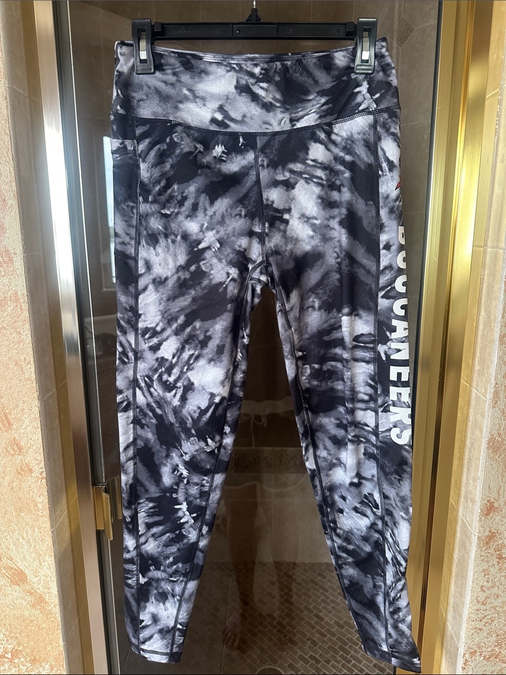 NFL shop Black & White Tie-Dye Athletic Leggings - Buccaneers Graphic - size M